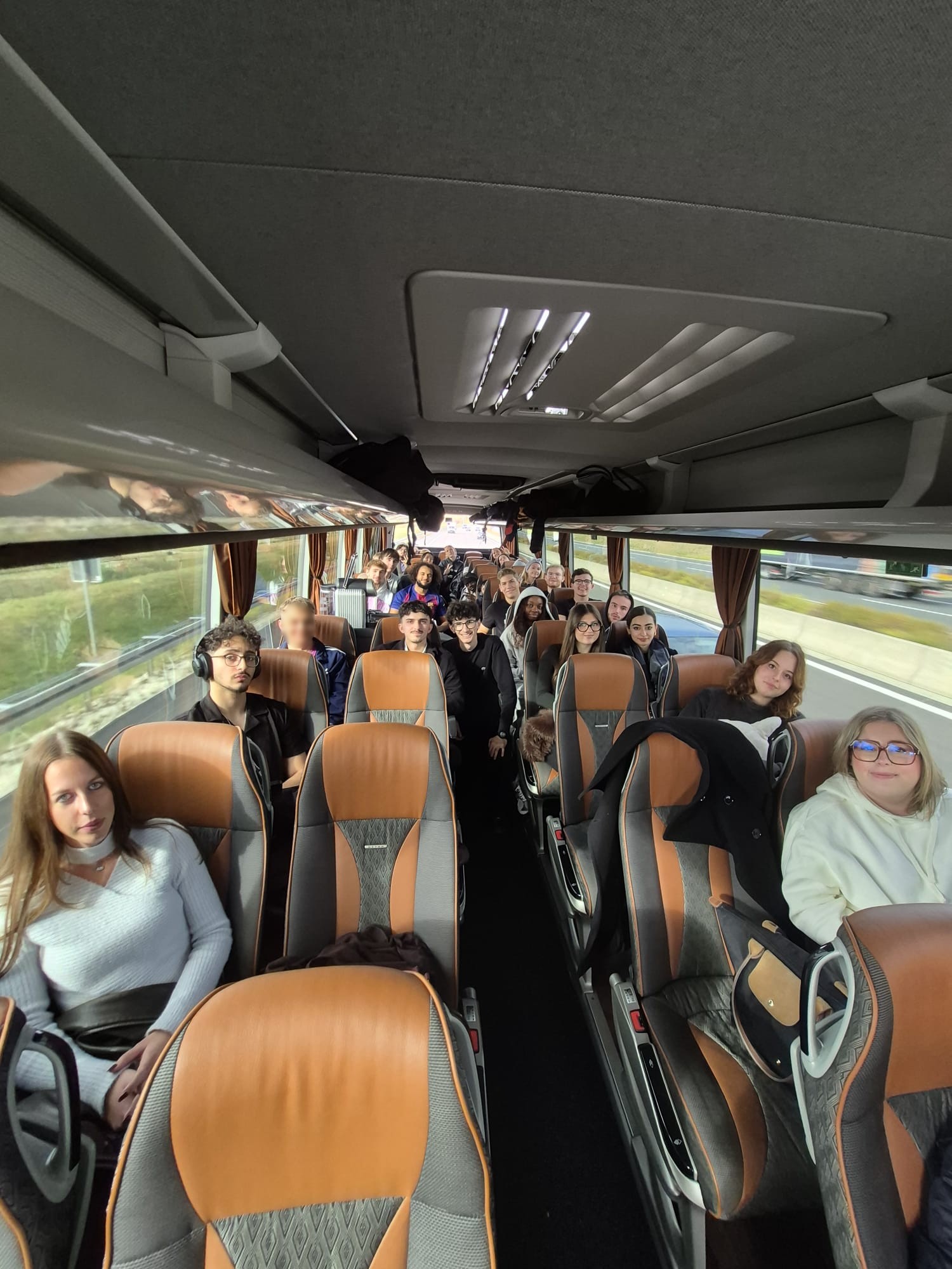 Les apprentis dans le bus direction Munich
