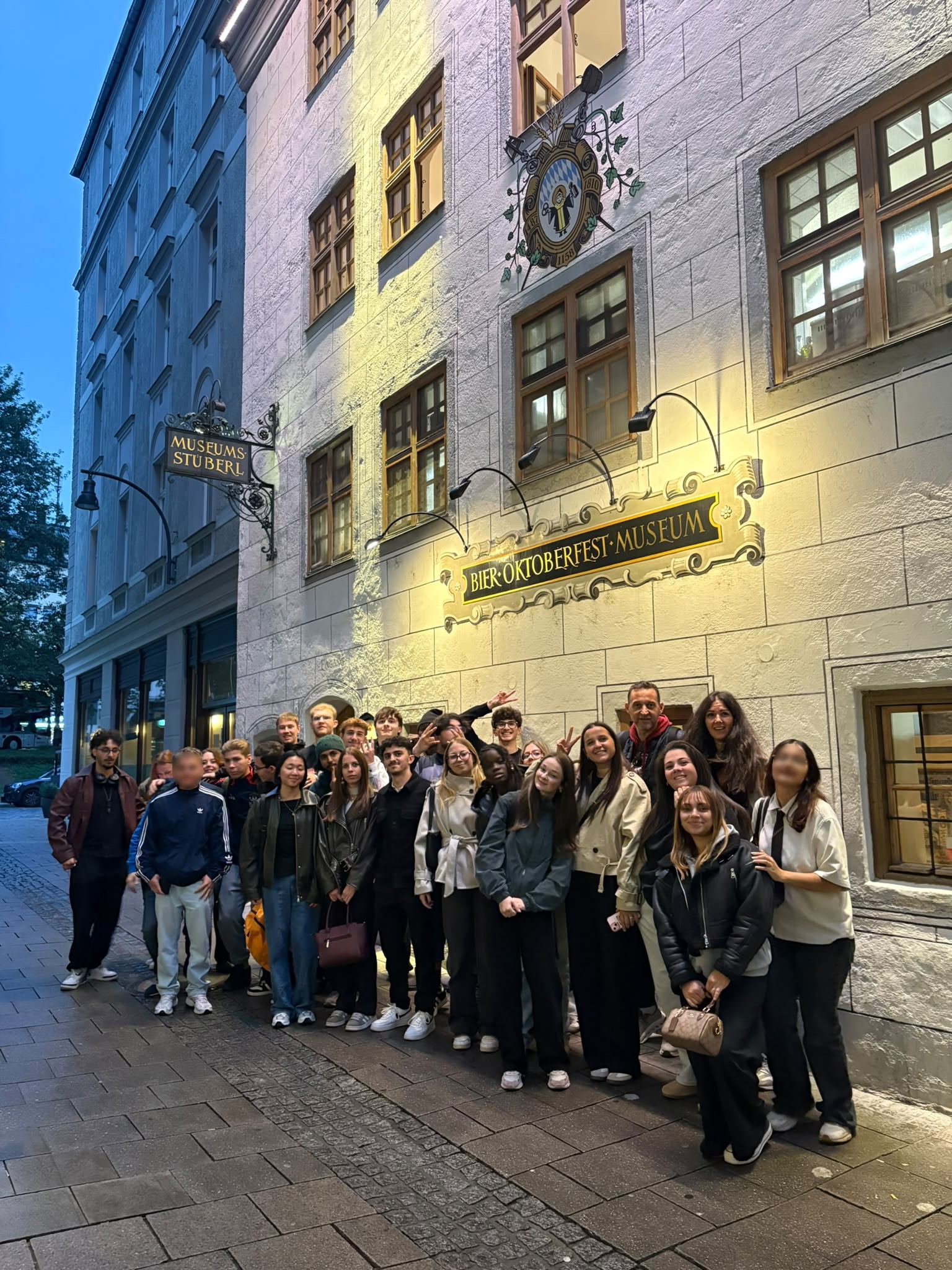 Les apprentis devant le musée de la bière